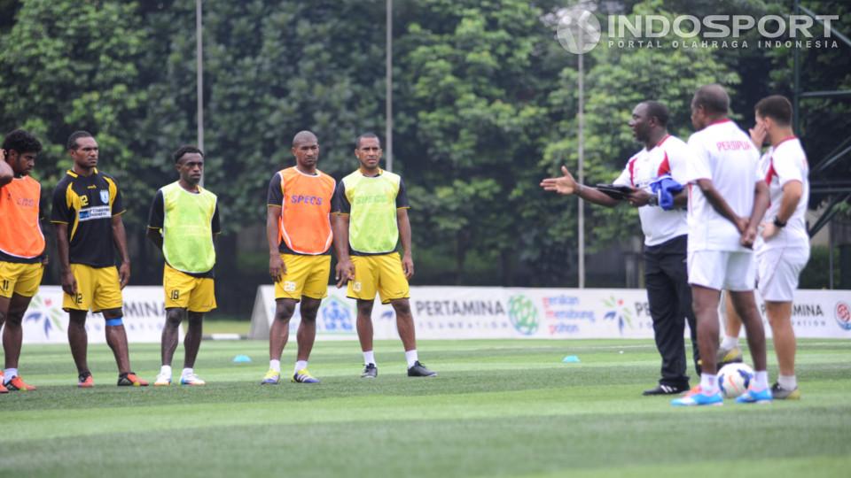 Jacksen F Tiago saat memberikan instruksi kepada skuad Persipura Jayapura dalam sesi latihan tim di Lapangan Pertamina, Simprug, Jakarta pada 25 Maret 2014.